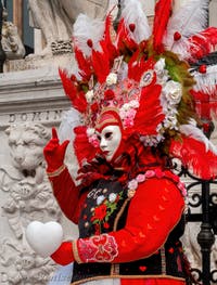 Les costumés du carnaval de Venise devant l'Arsenal de Venise.