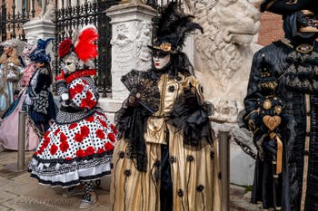 Les costumés du carnaval de Venise devant l'Arsenal de Venise.