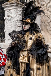 Les costumés du carnaval de Venise devant l'Arsenal de Venise.