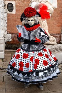 Les costumés du carnaval de Venise devant l'Arsenal de Venise.