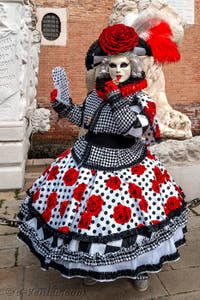 Les costumés du carnaval de Venise devant l'Arsenal de Venise.