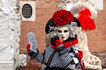 Les costumés du carnaval de Venise devant l'Arsenal de Venise.