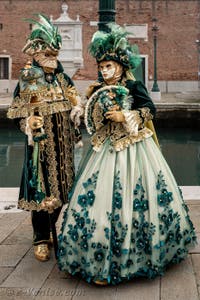 Les costumés du carnaval de Venise devant l'Arsenal de Venise.