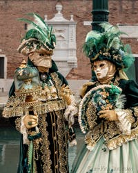 Les costumés du carnaval de Venise devant l'Arsenal de Venise.