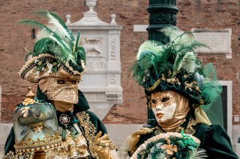 Les costumés du carnaval de Venise devant l'Arsenal de Venise.