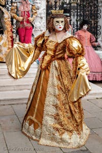 Les costumés du carnaval de Venise devant l'Arsenal de Venise.