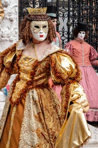 Les costumés du carnaval de Venise devant l'Arsenal de Venise.