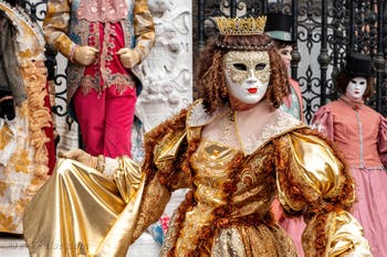 Les costumés du carnaval de Venise devant l'Arsenal de Venise.