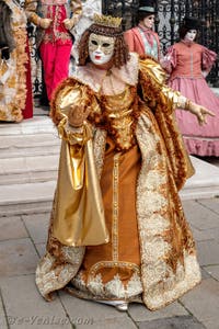 Les costumés du carnaval de Venise devant l'Arsenal de Venise.