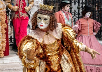 Les costumés du carnaval de Venise devant l'Arsenal de Venise.