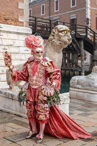 Les costumés du carnaval de Venise devant l'Arsenal de Venise.