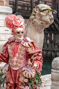 Les costumés du carnaval de Venise devant l'Arsenal de Venise.