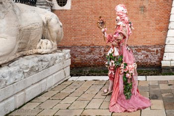 Les costumés du carnaval de Venise devant l'Arsenal de Venise.