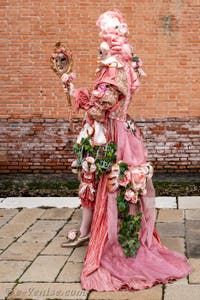 Les costumés du carnaval de Venise devant l'Arsenal de Venise.