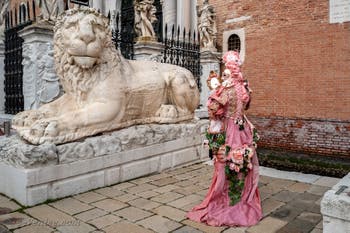 Les costumés du carnaval de Venise devant l'Arsenal de Venise.