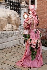 Les costumés du carnaval de Venise devant l'Arsenal de Venise.