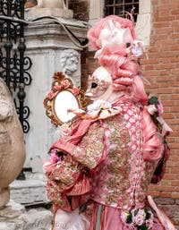 Les costumés du carnaval de Venise devant l'Arsenal de Venise.