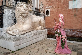 Les costumés du carnaval de Venise devant l'Arsenal de Venise.