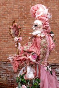 Les costumés du carnaval de Venise devant l'Arsenal de Venise.