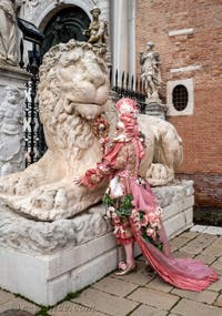 Les costumés du carnaval de Venise devant l'Arsenal de Venise.