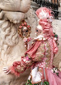 Les costumés du carnaval de Venise devant l'Arsenal de Venise.