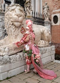 Les costumés du carnaval de Venise devant l'Arsenal de Venise.