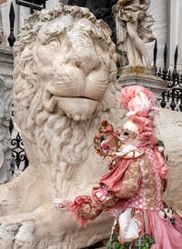 Les costumés du carnaval de Venise devant l'Arsenal de Venise.