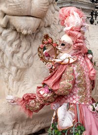 Les costumés du carnaval de Venise devant l'Arsenal de Venise.