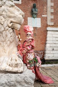 Les costumés du carnaval de Venise devant l'Arsenal de Venise.