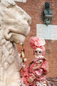 Les costumés du carnaval de Venise devant l'Arsenal de Venise.