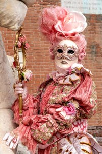 Les costumés du carnaval de Venise devant l'Arsenal de Venise.