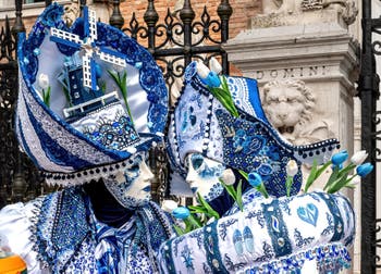 Les costumés du carnaval de Venise devant l'Arsenal de Venise.