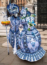 Les costumés du carnaval de Venise devant l'Arsenal de Venise.