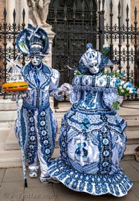 Les costumés du carnaval de Venise devant l'Arsenal de Venise.