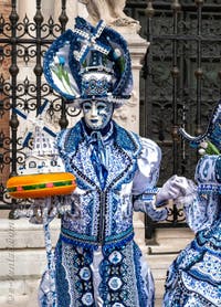 Les costumés du carnaval de Venise devant l'Arsenal de Venise.