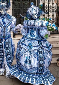 Les costumés du carnaval de Venise devant l'Arsenal de Venise.