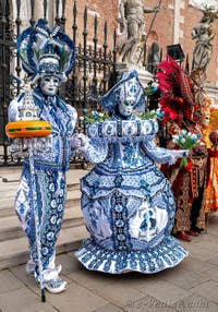 Les costumés du carnaval de Venise devant l'Arsenal de Venise.