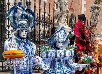 Les costumés du carnaval de Venise devant l'Arsenal de Venise.