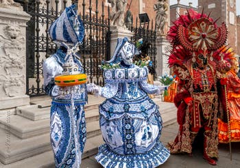 Les costumés du carnaval de Venise devant l'Arsenal de Venise.