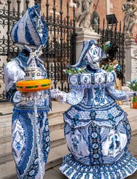 Les costumés du carnaval de Venise devant l'Arsenal de Venise.