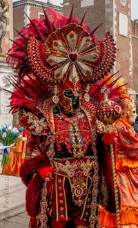 Les costumés du carnaval de Venise devant l'Arsenal de Venise.