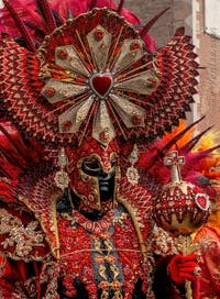 Les costumés du carnaval de Venise devant l'Arsenal de Venise.