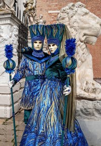 Les costumés du carnaval de Venise devant l'Arsenal de Venise.