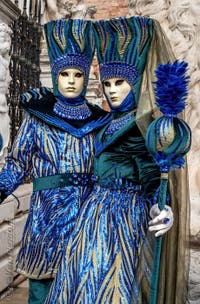 Les costumés du carnaval de Venise devant l'Arsenal de Venise.