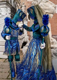 Les costumés du carnaval de Venise devant l'Arsenal de Venise.