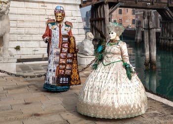 Les costumés du carnaval de Venise devant l'Arsenal de Venise.