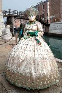 Les costumés du carnaval de Venise devant l'Arsenal de Venise.