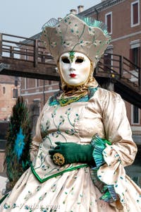 Les costumés du carnaval de Venise devant l'Arsenal de Venise.