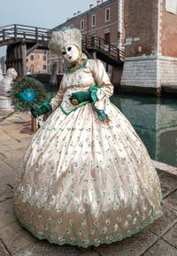 Les costumés du carnaval de Venise devant l'Arsenal de Venise.