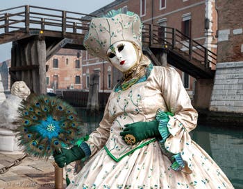 Les costumés du carnaval de Venise devant l'Arsenal de Venise.